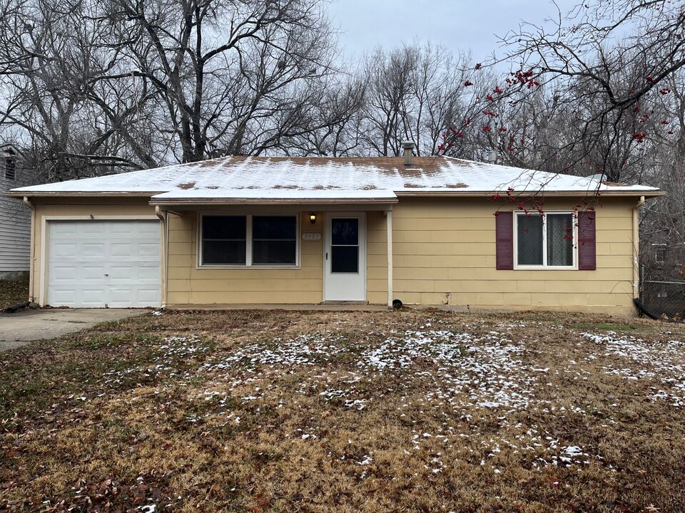 3481 SW Kirklawn Ave-Unit -302 in Topeka, KS - Building Photo