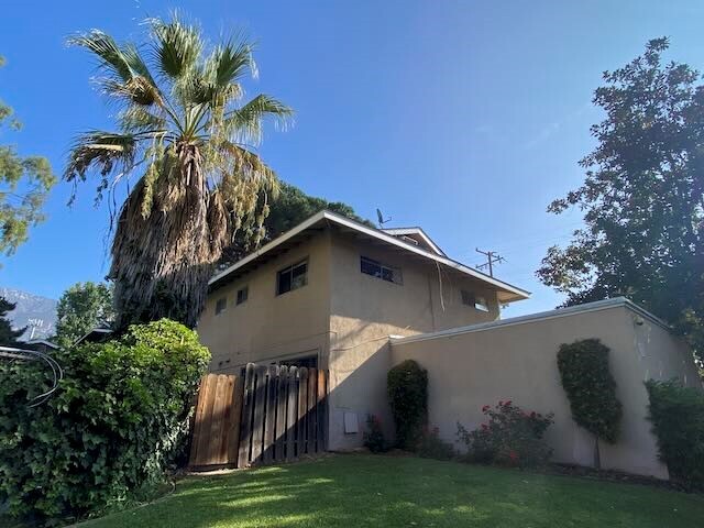 Mariposa Townhomes in Altadena, CA - Foto de edificio