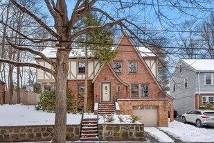 233 Bonad Rd, Unit 2 in Chestnut Hill, MA - Building Photo