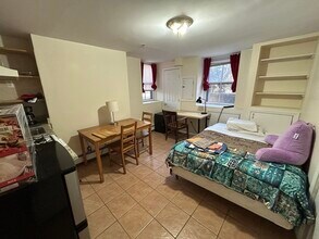 27 Ware St, Unit #B2 in Cambridge, MA - Foto de edificio - Building Photo