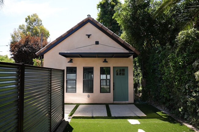 6009 Melvin Ave in Tarzana, CA - Foto de edificio - Building Photo