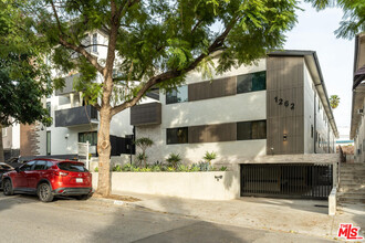 1262 N Sweetzer Ave in West Hollywood, CA - Foto de edificio - Building Photo