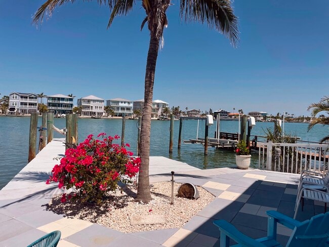 13535 Boca Ciega Ave, Unit 4 in Madeira Beach, FL - Building Photo - Building Photo