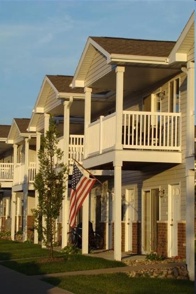 Cobblestone Apartments in Muscatine, IA - Building Photo - Building Photo