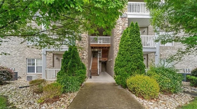 7106 W Friendly Ave in Greensboro, NC - Building Photo - Building Photo