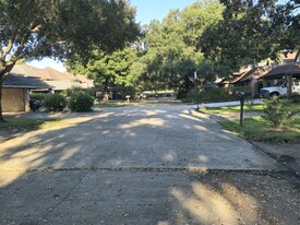 21 Carriage Ln in New Orleans, LA - Building Photo - Building Photo