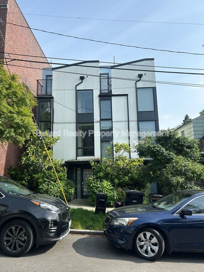 1121 E Howell St in Seattle, WA - Foto de edificio - Building Photo