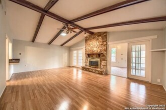 7733 Dry Canyon Trail in Live Oak, TX - Foto de edificio - Building Photo