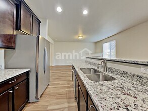 557 McKinley St in Enumclaw, WA - Foto de edificio - Building Photo