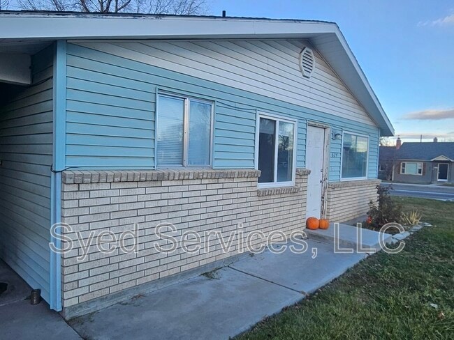 property at 624 E Hawaii Ave