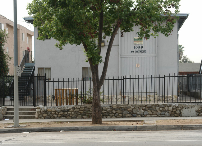 1099 Raymond Ave in Pasadena, CA - Building Photo - Building Photo