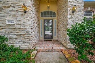 19106 Allview Ln in Houston, TX - Foto de edificio - Building Photo