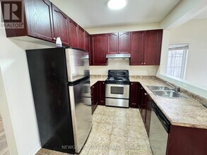 594 Courtney Valley Rd in Mississauga, ON - Building Photo - Building Photo