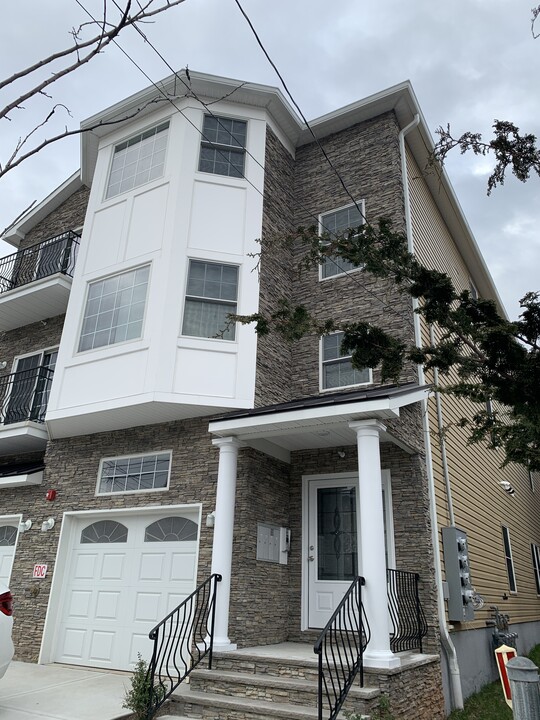 210 W Grand St in Elizabeth, NJ - Building Photo