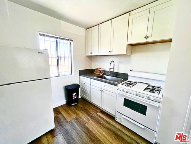 1227 1/2 Normandie Ave in Los Angeles, CA - Building Photo - Building Photo