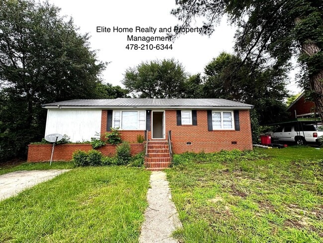 property at 3082 Somerset Dr