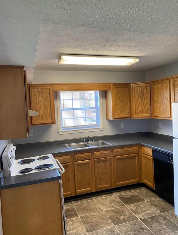 102 Kenilworth Ct in Radcliff, KY - Building Photo - Building Photo