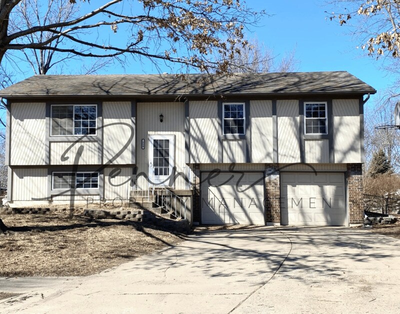 328 SE Jackson St in Lee's Summit, MO - Building Photo