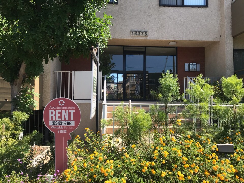 Clear Valley Apartments in Tarzana, CA - Building Photo