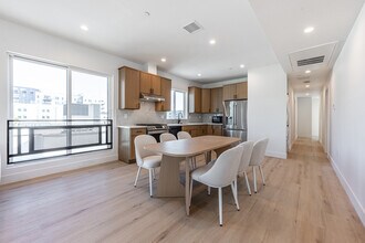 1204 W 37th Dr in Los Angeles, CA - Building Photo - Interior Photo