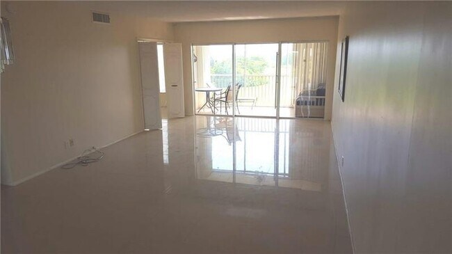 3300 N Palm Aire Dr in Pompano Beach, FL - Building Photo - Building Photo