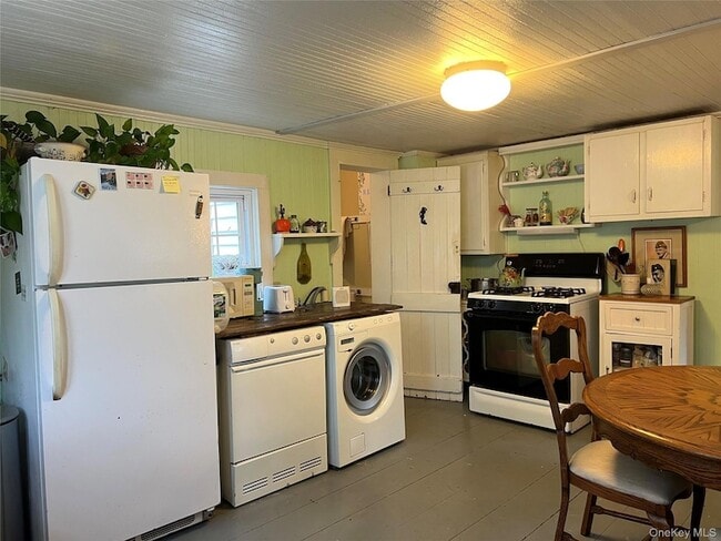 11930 Main Rd in East Marion, NY - Foto de edificio - Building Photo