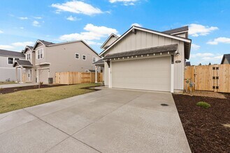 61624 SE Evie Dr in Bend, OR - Building Photo - Building Photo