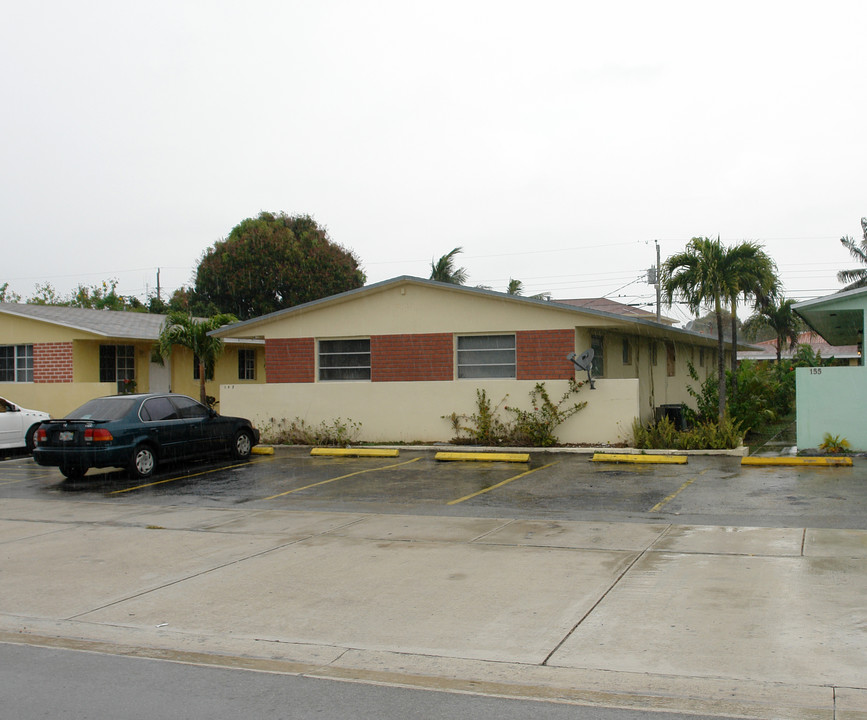 139-147 E 33rd St in Hialeah, FL - Building Photo