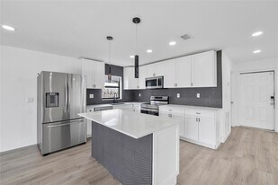 2416 NW 98th Ln in Coral Springs, FL - Building Photo