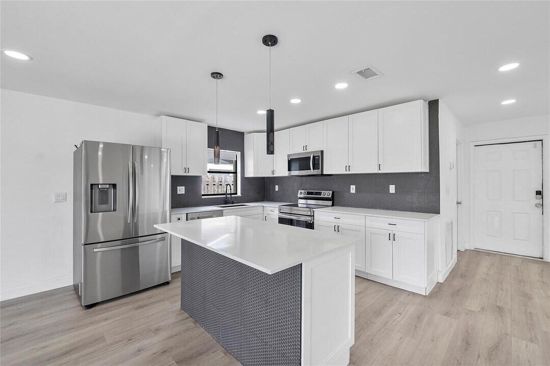 2416 NW 98th Ln in Coral Springs, FL - Building Photo