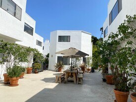 2500 Abbot Kinney Blvd in Los Angeles, CA - Building Photo