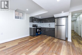 5744 Philip Dr in Mississauga, ON - Building Photo - Building Photo