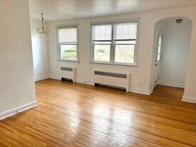 518 Glen Echo Rd, Unit 518 B in Philadelphia, PA - Building Photo