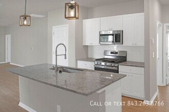 557 Spanish Wells Rd in Summerville, SC - Foto de edificio - Building Photo