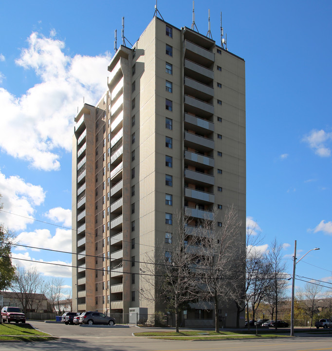 Bell Manor in Hamilton, ON - Building Photo