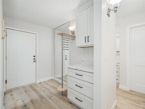 10411 Cedar Lk Rd S-Unit -411 in Minnetonka, MN - Building Photo - Building Photo