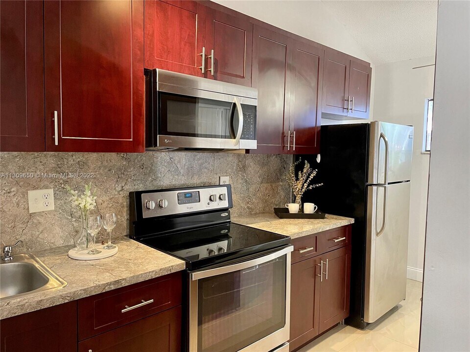 1712 NW 74th Ave in Plantation, FL - Building Photo