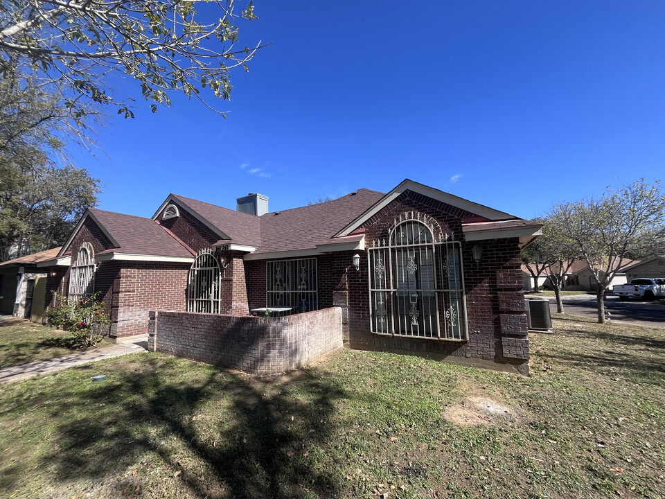 1626 Eagle Crest Loop in Laredo, TX - Building Photo