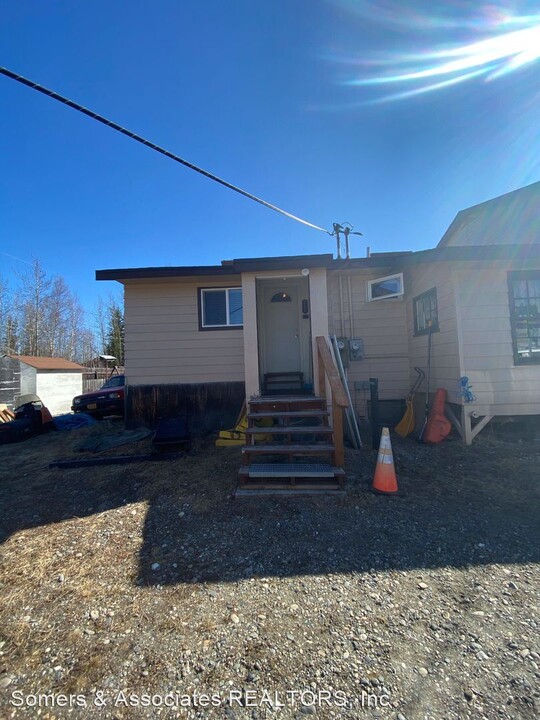 2443 Loomis Dr in North Pole, AK - Foto de edificio