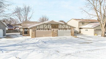 33 Hollyhock Ct in Appleton, WI - Building Photo