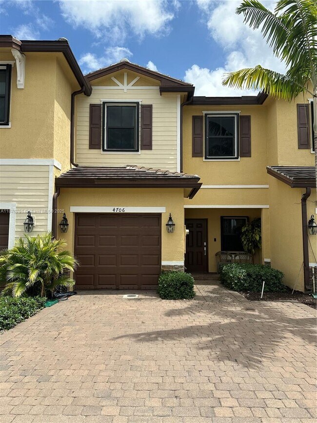 4706 Santa Cruz Way in Davie, FL - Building Photo - Building Photo