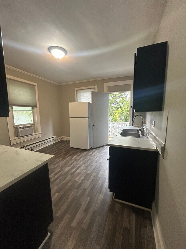 654 W King St-Unit -Apartment 2 in York, PA - Foto de edificio - Building Photo