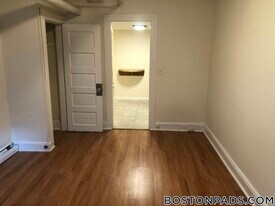 1135 Commonwealth Ave, Unit 6 in Boston, MA - Building Photo