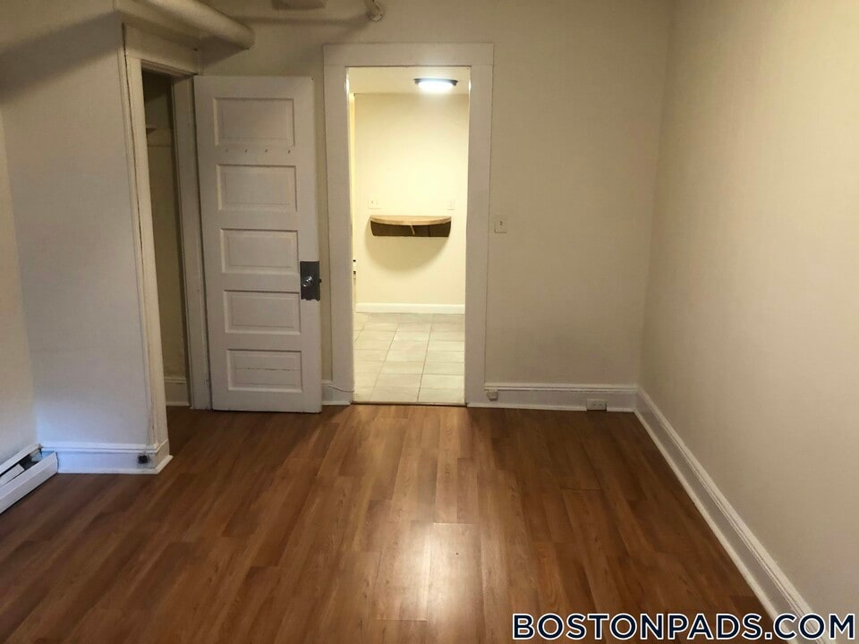 1135 Commonwealth Ave, Unit 6 in Boston, MA - Building Photo