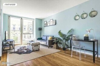 211 McGuinness Blvd in Brooklyn, NY - Foto de edificio - Building Photo