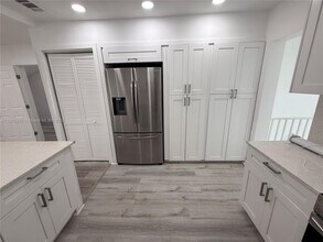 6391 SW 39th St in Miami, FL - Building Photo - Building Photo