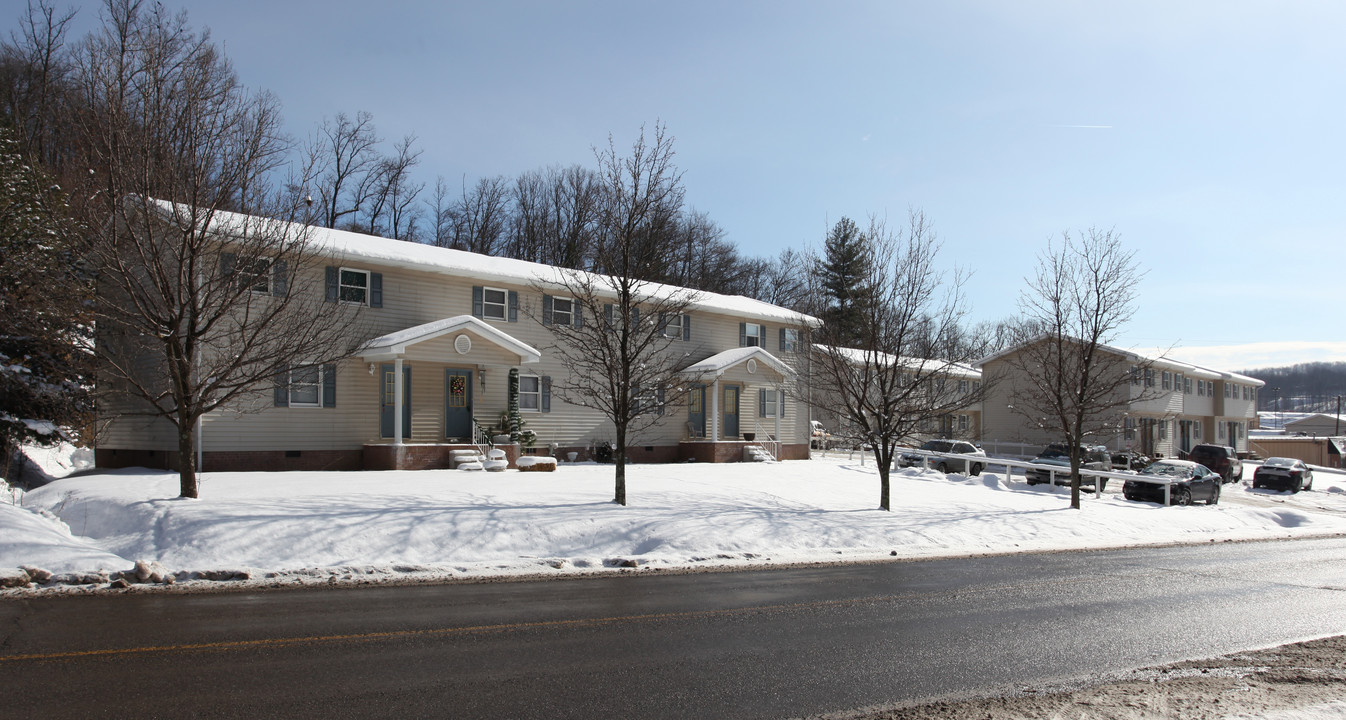 Bay Manor Apartments in Mt Hope, WV - Building Photo