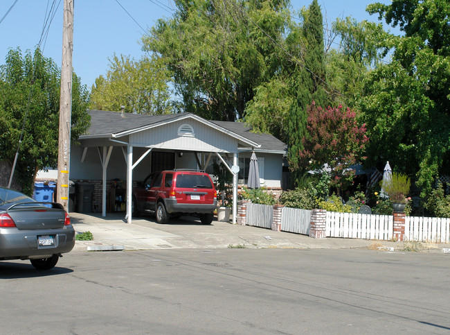 Tri-Plex in Santa Rosa, CA - Building Photo - Building Photo