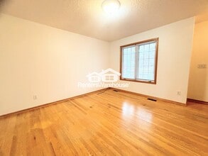 6914 Aubrey Ct in Johnston, IA - Foto de edificio - Building Photo