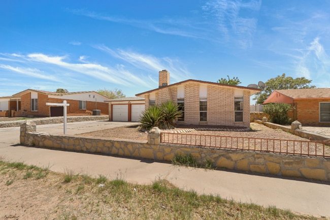 2608 Dan Sikes Dr in El Paso, TX - Building Photo - Building Photo